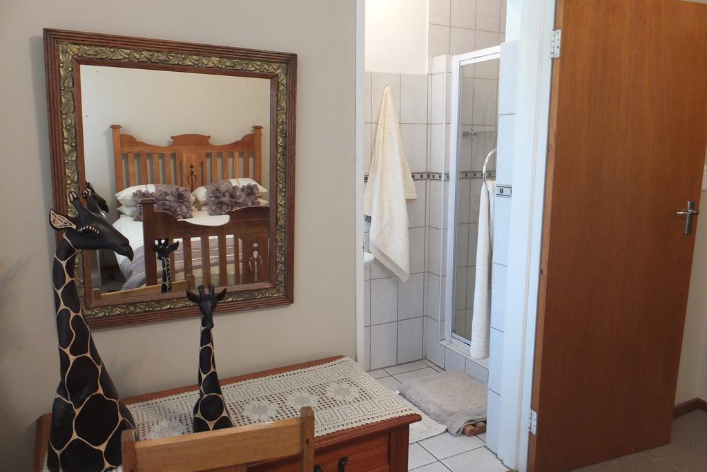 Sandy'S Place Barrydale Room photo